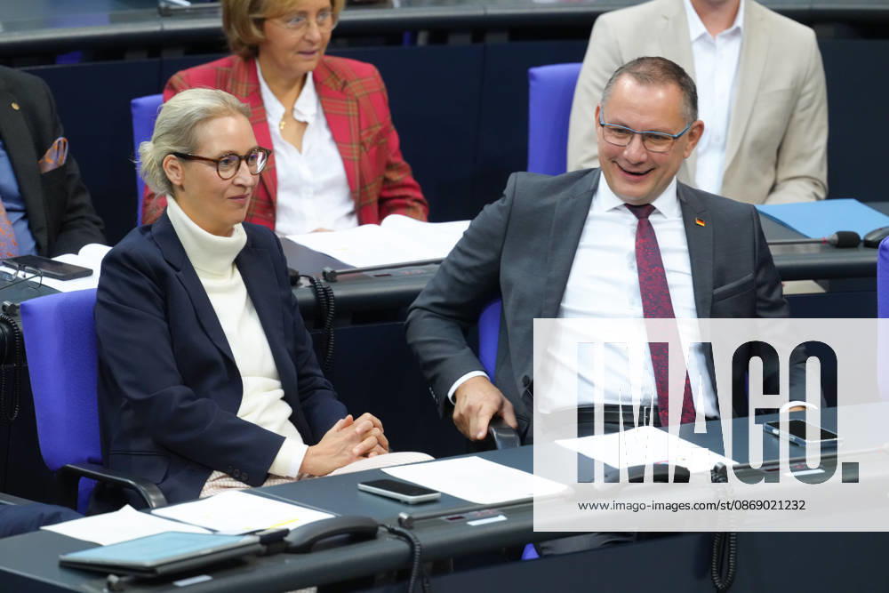 Deutscher Bundestag, 100. Plenarsitzung Die AfD Vorsitzenden Alice Weidel (AfD) und Tino Chrupalla (AfD) amuesieren sich gemeinsam auf ihrem Platz im Plenum bei der 100. Sitzung des Deutschen Bundestag in Berlin, 09.10.2026 Berlin Berlin Deutschland