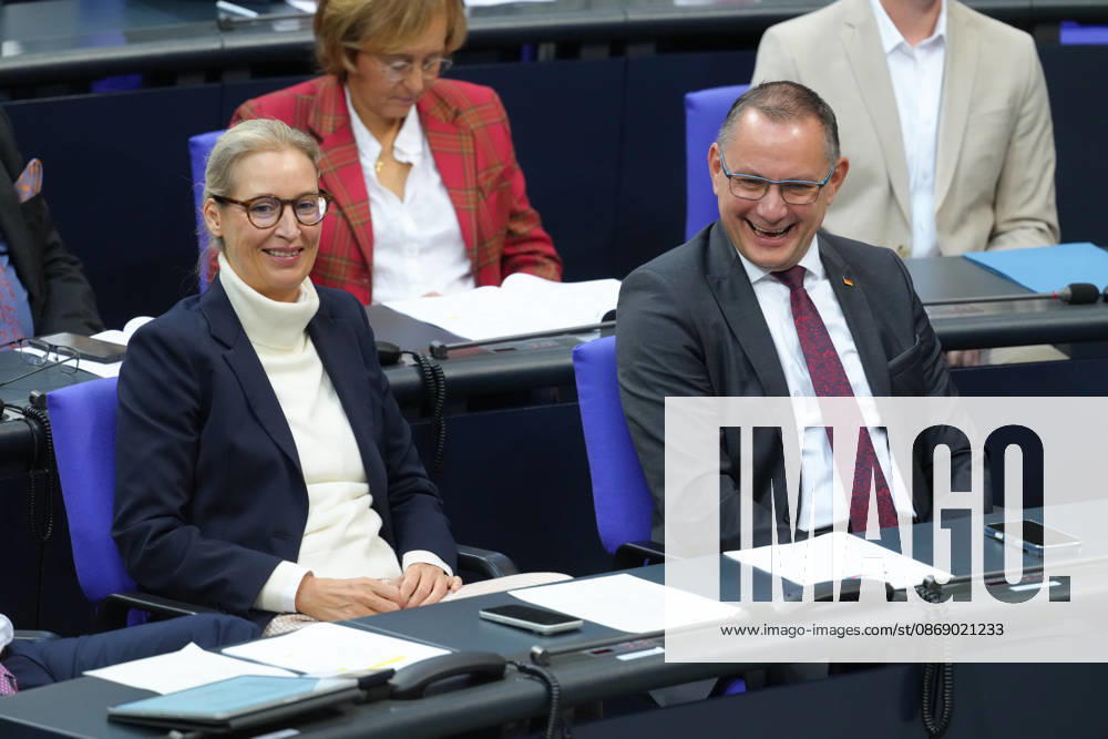 Deutscher Bundestag, 100. Plenarsitzung Die AfD Vorsitzenden Alice Weidel (AfD) und Tino Chrupalla (AfD) amuesieren sich gemeinsam auf ihrem Platz im Plenum bei der 100. Sitzung des Deutschen Bundestag in Berlin, 09.10.2026 Berlin Berlin Deutschland