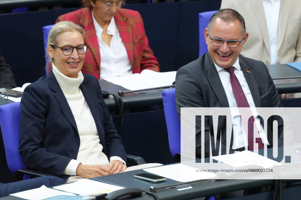 Deutscher Bundestag, 100. Plenarsitzung Die AfD Vorsitzenden Alice Weidel (AfD) und Tino Chrupalla (AfD) amuesieren sich gemeinsam auf ihrem Platz im Plenum bei der 100. Sitzung des Deutschen Bundestag in Berlin, 09.10.2026 Berlin Berlin Deutschland