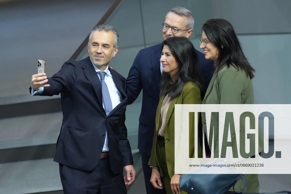 Deutscher Bundestag, 100. Plenarsitzung Mitglieder und Staatssekretaere des deutschen Bundestages machen ein Selfie mit Minister Dr. Karsten Wildberger (Bundesminister Digitales und Staatsmodernisierung) im Plenum bei der 100. Sitzung des Deutschen Bundestages, Berlin, 09.10.2026 Berlin Berlin Deutschland