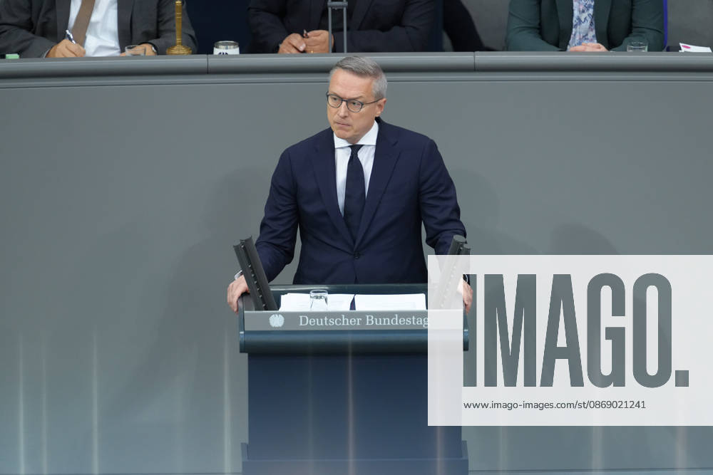 Deutscher Bundestag, 100. Plenarsitzung Dr. Karsten Wildberger, Bundesminister fuer Digitalisierung und Staatsmodernisierung bei seiner Rede zur Aenderung des Telekommunikationsgesetz bei der 100. Sitzung des Deutschen Bundestag in Berlin, 09.10.2026 Berlin Berlin Deutschland