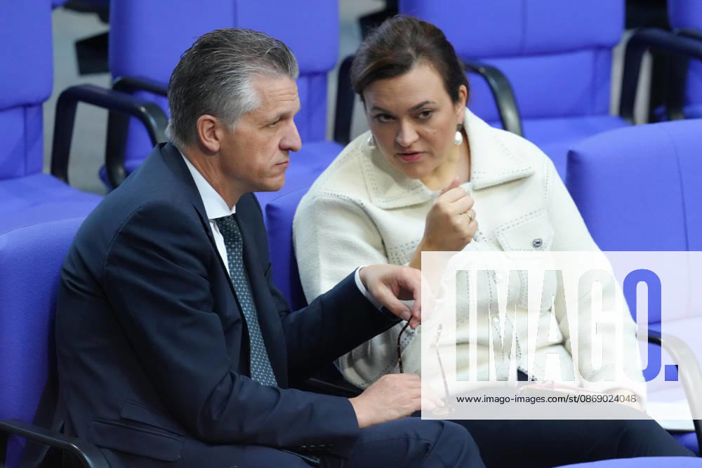Deutscher Bundestag, 100. Plenarsitzung Der CDU Fraktionsvorsitzende Thorsten Frei im intensiven Austausch und Dialog mit CDU Generalsekretaerin Franziska Hoppermann in den hinteren Reihen des Deutschen Bundestag bei der 100. Plearsitzung, Berlin, 09.10.2026 Berlin Berlin Deutschland