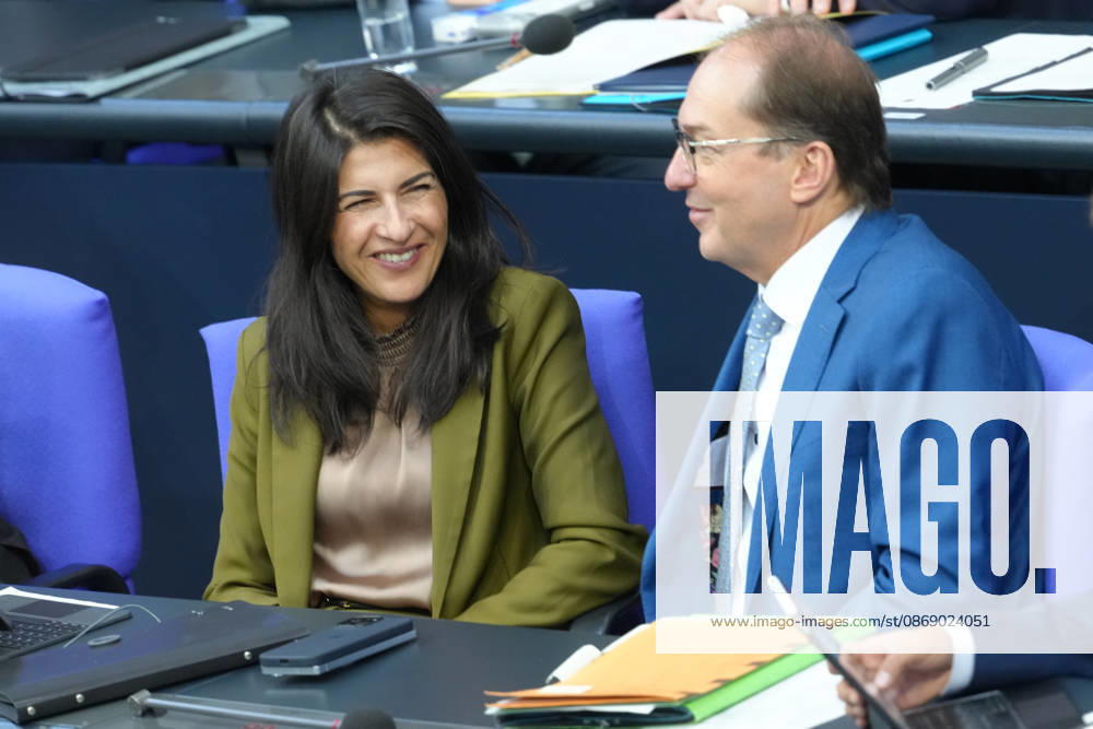 Deutscher Bundestag, 100. Plenarsitzung Serap Gueler im amuesierten Dialog und Gespraech mit Innenminister Alexander Dobrindt auf der Regierungsbank bei der 100. Sitzung des Deutschen Bundestag in Berlin, 09.10.2026 Berlin Berlin Deutschland