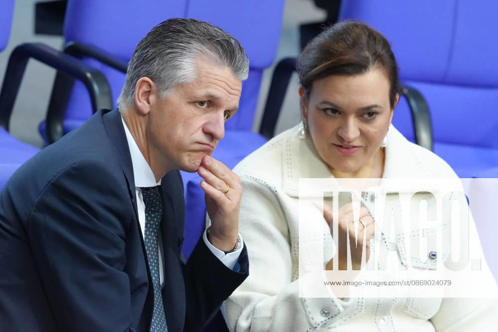 Deutscher Bundestag, 100. Plenarsitzung Der CDU Fraktionsvorsitzende Thorsten Frei im intensiven Austausch und Dialog mit CDU Generalsekretaerin Franziska Hoppermann in den hinteren Reihen des Deutschen Bundestag bei der 100. Plearsitzung, Berlin, 09.10.2026 Berlin Berlin Deutschland