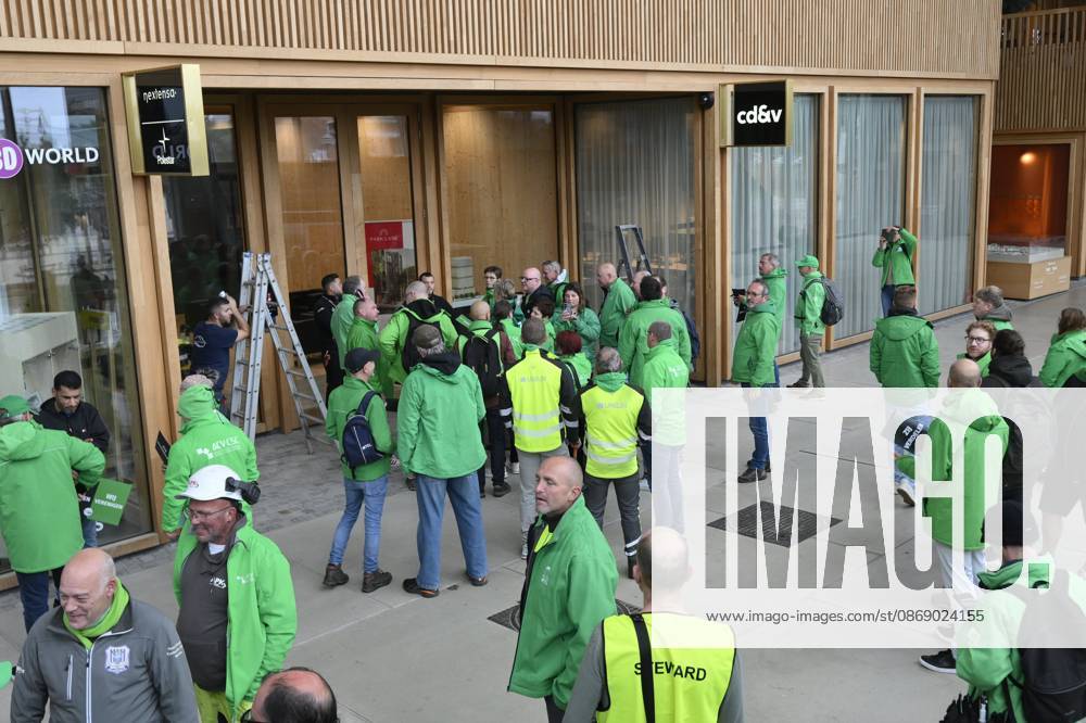 FGTB national demonstration « Pas dans nos poches ! » BRUSSELS, BELGIUM - OCTOBER 09 : N-VA HQ piqueted by CSC ACV members in the prelude to the national demonstration « Pas dans nos poches ! »against federal government budget measures on October 9, 2026 in Brussels, Belgium, 09 10 2026 Brussels Belgium