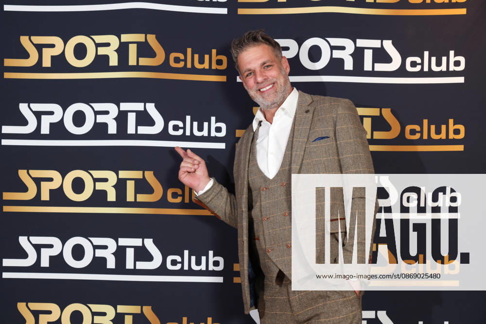 Moderator Carsten Spengemann, Fitnessgeräte statt Roter Teppich - das 20. Fitnessstudio vom Sports Club wurde in Hamburg-Poppenbüttel eröffnet, prominente Gäste probierten die Fitness- und Wellnessgeräte inklusive Ladies-Area, Saunen und Relaxpool auf 5000 Quadratmetern Fläche gleich aus, Hamburg 8.10.2026