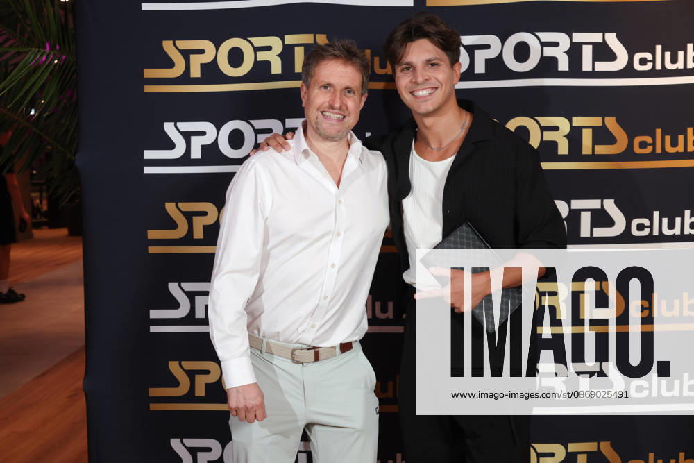 Geschäftsführer und Gastgeber Alexander Sosa mit Alexandru Ionel, Fitnessgeräte statt Roter Teppich - das 20. Fitnessstudio vom Sports Club wurde in Hamburg-Poppenbüttel eröffnet, prominente Gäste probierten die Fitness- und Wellnessgeräte inklusive Ladies-Area, Saunen und Relaxpool auf 5000 Quadratmetern Fläche gleich aus, Hamburg 8.10.2026