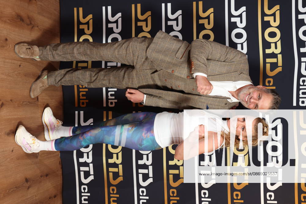 Moderator Carsten Spengemann mit Boxerin Natalie Zimmermann, Fitnessgeräte statt Roter Teppich - das 20. Fitnessstudio vom Sports Club wurde in Hamburg-Poppenbüttel eröffnet, prominente Gäste probierten die Fitness- und Wellnessgeräte inklusive Ladies-Area, Saunen und Relaxpool auf 5000 Quadratmetern Fläche gleich aus, Hamburg 8.10.2026