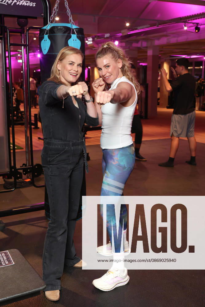 Schauspielerin Andrea Lüdke mit Boxerin Natalie Zimmermann, Fitnessgeräte statt Roter Teppich - das 20. Fitnessstudio vom Sports Club wurde in Hamburg-Poppenbüttel eröffnet, prominente Gäste probierten die Fitness- und Wellnessgeräte inklusive Ladies-Area, Saunen und Relaxpool auf 5000 Quadratmetern Fläche gleich aus, Hamburg 8.10.2026