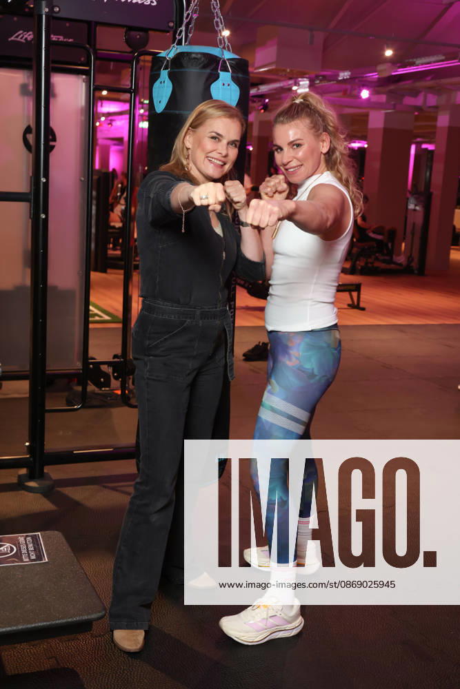 Schauspielerin Andrea Lüdke mit Boxerin Natalie Zimmermann, Fitnessgeräte statt Roter Teppich - das 20. Fitnessstudio vom Sports Club wurde in Hamburg-Poppenbüttel eröffnet, prominente Gäste probierten die Fitness- und Wellnessgeräte inklusive Ladies-Area, Saunen und Relaxpool auf 5000 Quadratmetern Fläche gleich aus, Hamburg 8.10.2026