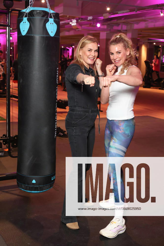 Schauspielerin Andrea Lüdke mit Boxerin Natalie Zimmermann, Fitnessgeräte statt Roter Teppich - das 20. Fitnessstudio vom Sports Club wurde in Hamburg-Poppenbüttel eröffnet, prominente Gäste probierten die Fitness- und Wellnessgeräte inklusive Ladies-Area, Saunen und Relaxpool auf 5000 Quadratmetern Fläche gleich aus, Hamburg 8.10.2026