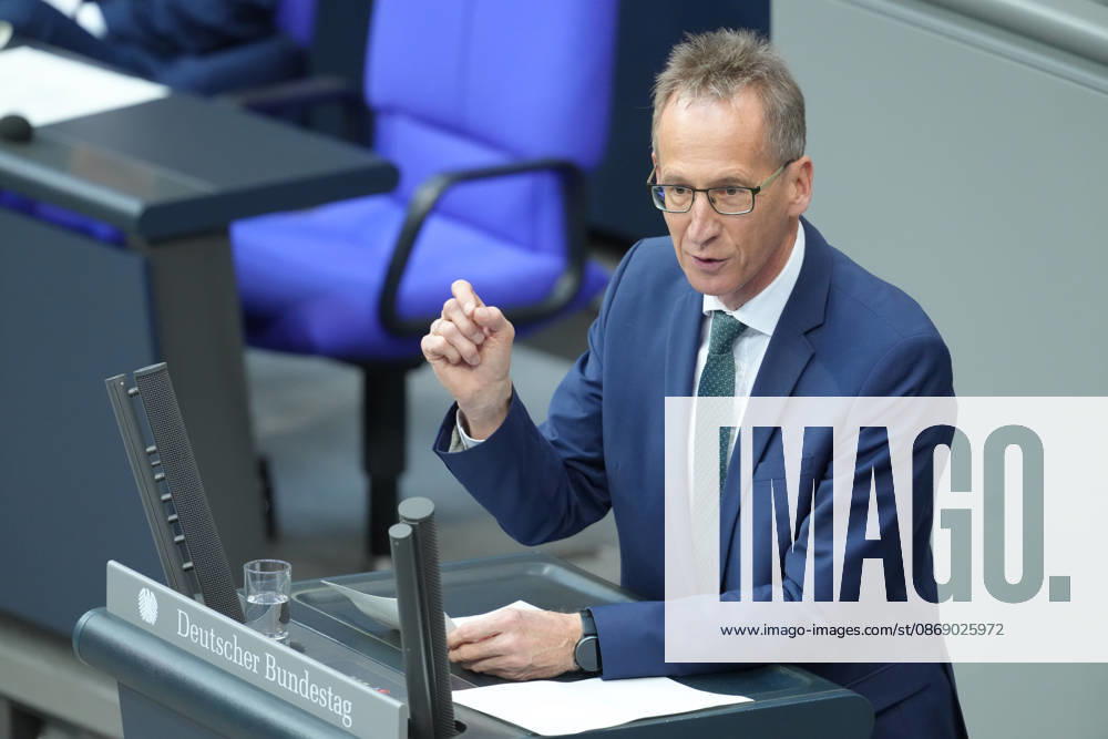 Deutscher Bundestag, 100. Plenarsitzung Detlef Seif (CDU) im Portrait untermauert der Abgeordnete seine Aussagen mit Gestik bei seiner Rede zur Migrationswende bei der 100. Sitzung des Deutschen Bundestag in Berlin, 09.10.2026 Berlin Berlin Deutschland