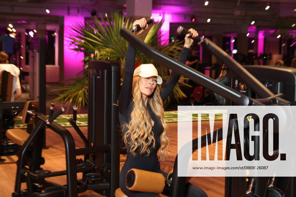 Jenny Elvers - schlank wie noch nie - machte auch am Fitnessgerät eine gute Figur, Fitnessgeräte statt Roter Teppich - das 20. Fitnessstudio vom Sports Club wurde in Hamburg-Poppenbüttel eröffnet, prominente Gäste probierten die Fitness- und Wellnessgeräte inklusive Ladies-Area, Saunen und Relaxpool auf 5000 Quadratmetern Fläche gleich aus, Hamburg 8.10.2026