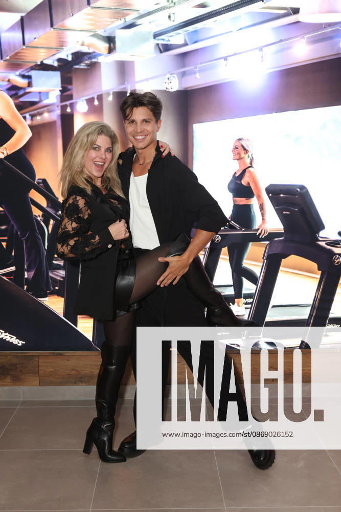 Profitänzer unter sich: Christine Deck und Alexandru Ionel, Fitnessgeräte statt Roter Teppich - das 20. Fitnessstudio vom Sports Club wurde in Hamburg-Poppenbüttel eröffnet, prominente Gäste probierten die Fitness- und Wellnessgeräte inklusive Ladies-Area, Saunen und Relaxpool auf 5000 Quadratmetern Fläche gleich aus, Hamburg 8.10.2026