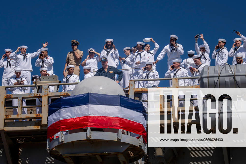 U.S. Navy sailors gather along the side of the aircraft carrier USS Abraham Lincoln (CVN 72) as the ship returns to Naval Air Station North Island in Coronado, California, on October 8, 2026, following a deployment. Sailors wave and use their phones as the carrier arrives, with red, white and blue bunting decorating the ship. Coronado United States - ZUMAg374 20261008_znp_g374_002