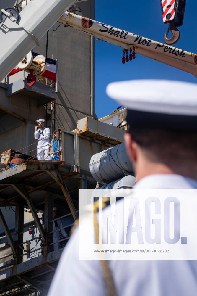 A U.S. Navy sailor stands on the aircraft carrier USS Abraham Lincoln (CVN 72) as the ship returns to Naval Air Station North Island in Coronado, California, on October 8, 2026, following a deployment. The words Shall Not Perish are painted on a crane above the ship s structure. Coronado United States - ZUMAg374 20261008_znp_g374_003