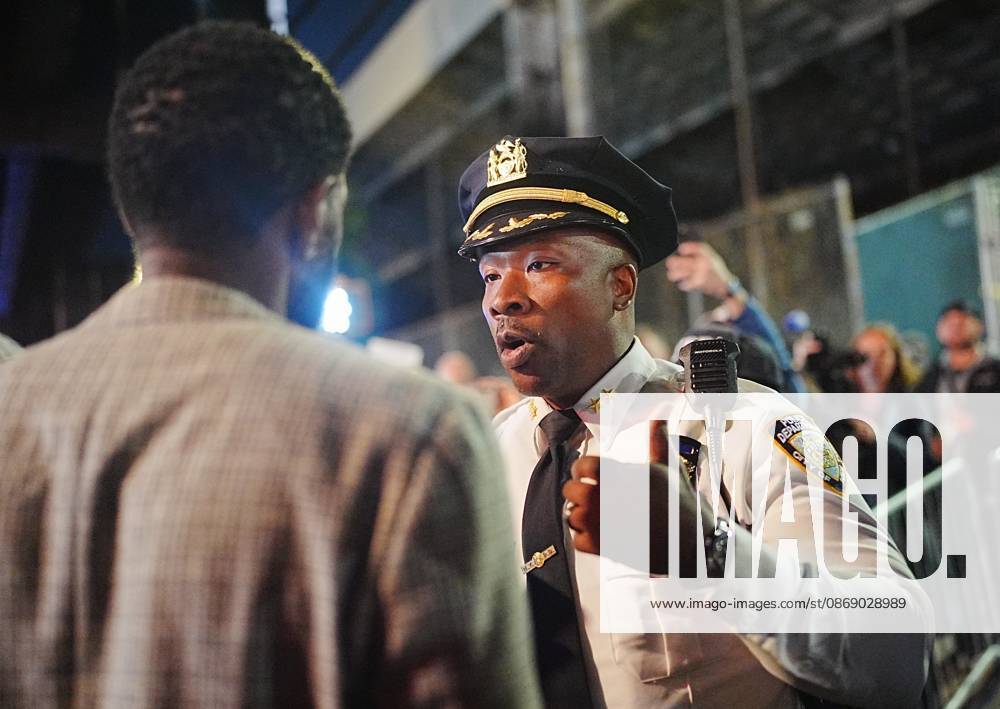 Protesters rally after ICE shooting of New York man in car with child inside NEW YORK, UNITED STATES - OCTOBER 08: Protesters rally after an Immigration and Customs Enforcement (ICE) agent shot a man as he sat in a car with a child inside on October 8, 2026, in New York City, U.S. Selcuk Acar Anadolu New York United States. Editorial use only. Please get in touch for any other usage.
