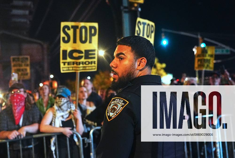 Protesters rally after ICE shooting of New York man in car with child inside NEW YORK, UNITED STATES - OCTOBER 08: Protesters rally after an Immigration and Customs Enforcement (ICE) agent shot a man as he sat in a car with a child inside on October 8, 2026, in New York City, U.S. Selcuk Acar Anadolu New York United States. Editorial use only. Please get in touch for any other usage.