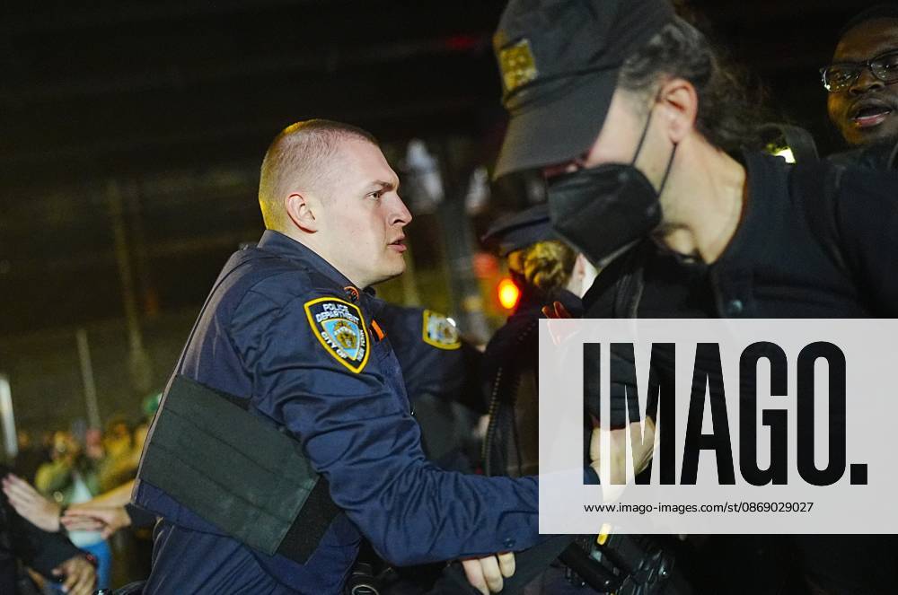 Protesters rally after ICE shooting of New York man in car with child inside NEW YORK, UNITED STATES - OCTOBER 08: Protesters rally after an Immigration and Customs Enforcement (ICE) agent shot a man as he sat in a car with a child inside on October 8, 2026, in New York City, U.S. Selcuk Acar Anadolu New York United States. Editorial use only. Please get in touch for any other usage.
