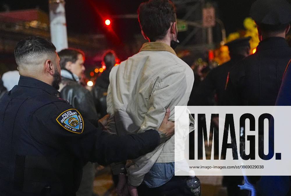 Protesters rally after ICE shooting of New York man in car with child inside NEW YORK, UNITED STATES - OCTOBER 08: Some protesters get detained during a rally after an Immigration and Customs Enforcement (ICE) agent shot a man as he sat in a car with a child inside on October 8, 2026, in New York City, U.S. Selcuk Acar Anadolu New York United States. Editorial use only. Please get in touch for any other usage.