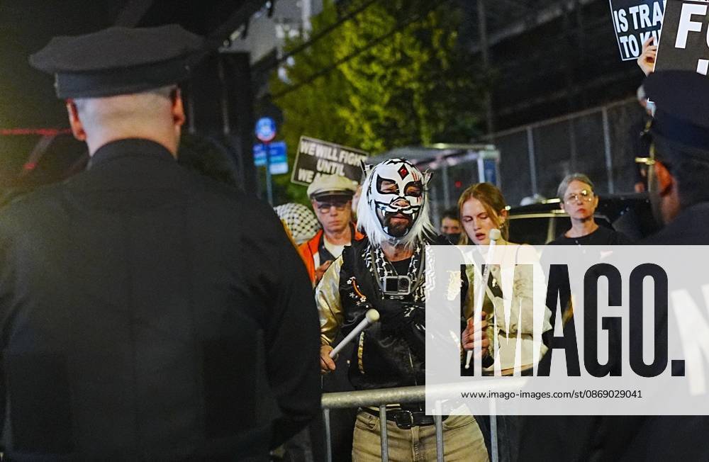 Protesters rally after ICE shooting of New York man in car with child inside NEW YORK, UNITED STATES - OCTOBER 08: Protesters rally after an Immigration and Customs Enforcement (ICE) agent shot a man as he sat in a car with a child inside on October 8, 2026, in New York City, U.S. Selcuk Acar Anadolu New York United States. Editorial use only. Please get in touch for any other usage.