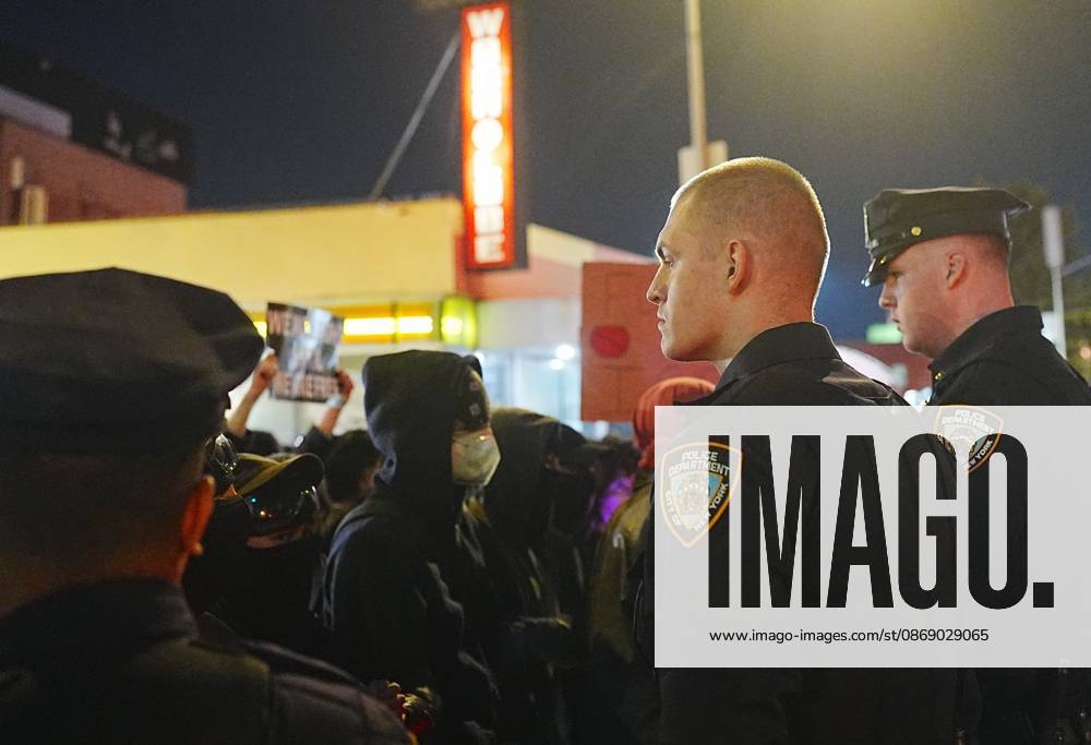 Protesters rally after ICE shooting of New York man in car with child inside NEW YORK, UNITED STATES - OCTOBER 08: Protesters rally after an Immigration and Customs Enforcement (ICE) agent shot a man as he sat in a car with a child inside on October 8, 2026, in New York City, U.S. Selcuk Acar Anadolu New York United States. Editorial use only. Please get in touch for any other usage.