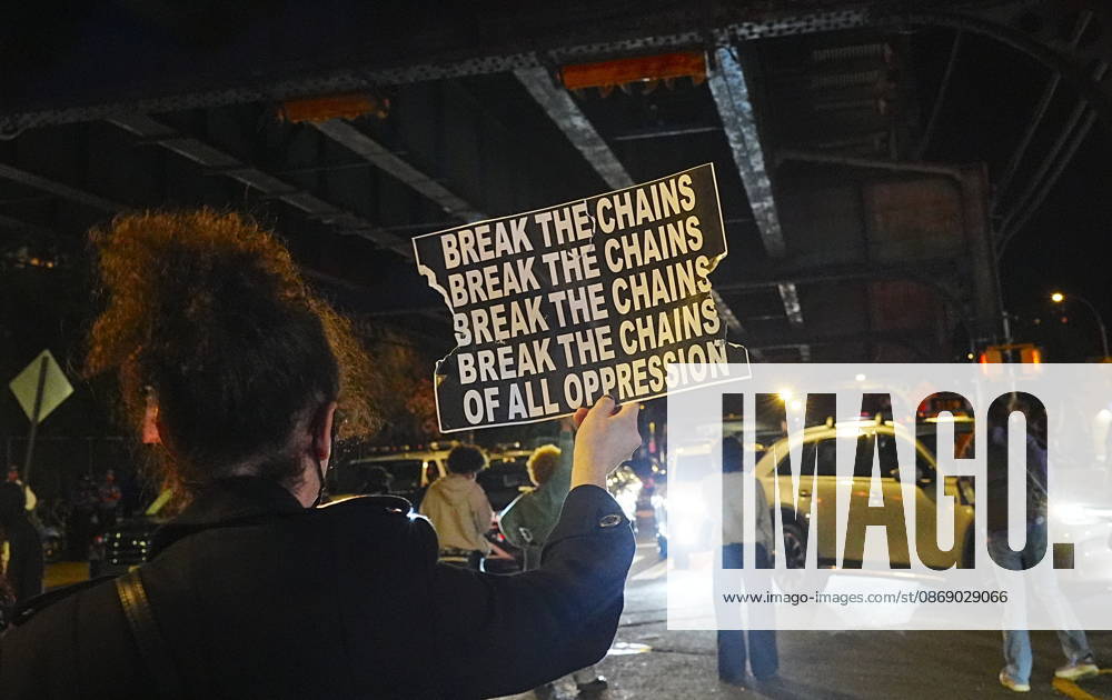 Protesters rally after ICE shooting of New York man in car with child inside NEW YORK, UNITED STATES - OCTOBER 08: Protesters rally after an Immigration and Customs Enforcement (ICE) agent shot a man as he sat in a car with a child inside on October 8, 2026, in New York City, U.S. Selcuk Acar Anadolu New York United States. Editorial use only. Please get in touch for any other usage.