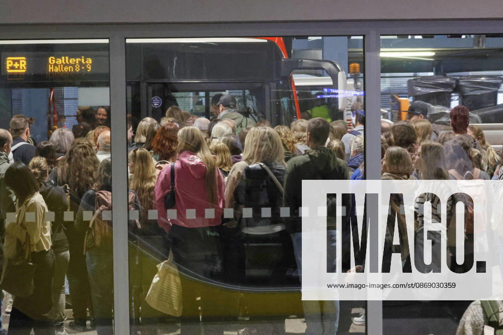 Frankfurt Impressionen 09.10.2026 Die 78. Frankfurter Buchmesse öffnet heute die Tore für alle Besucher - grosser Andrang bei der Bushaltestelle am Parkhaus Rebstockgelände Frankfurt (Main) Hessen Deutschland