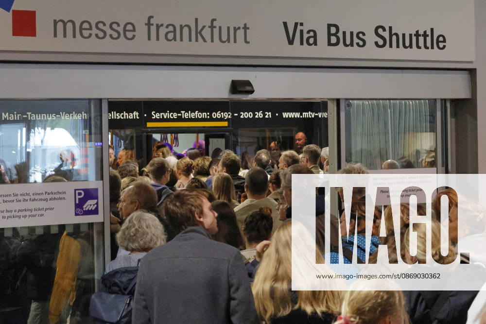 Frankfurt Impressionen 09.10.2026 Die 78. Frankfurter Buchmesse öffnet heute die Tore für alle Besucher - grosser Andrang bei der Bushaltestelle am Parkhaus Rebstockgelände Frankfurt (Main) Hessen Deutschland
