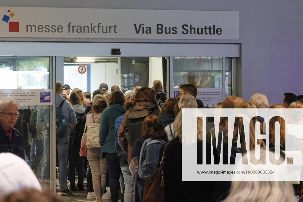 Frankfurt Impressionen 09.10.2026 Die 78. Frankfurter Buchmesse öffnet heute die Tore für alle Besucher - grosser Andrang bei der Bushaltestelle am Parkhaus Rebstockgelände Frankfurt (Main) Hessen Deutschland
