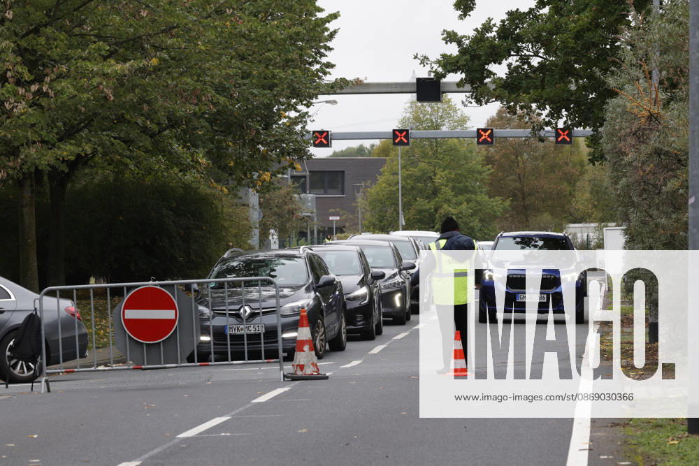 Frankfurt Impressionen 09.10.2026 Die 78. Frankfurter Buchmesse öffnet heute die Tore für alle Besucher - grosser Andrang bei der Bushaltestelle am Parkhaus Rebstockgelände Frankfurt (Main) Hessen Deutschland