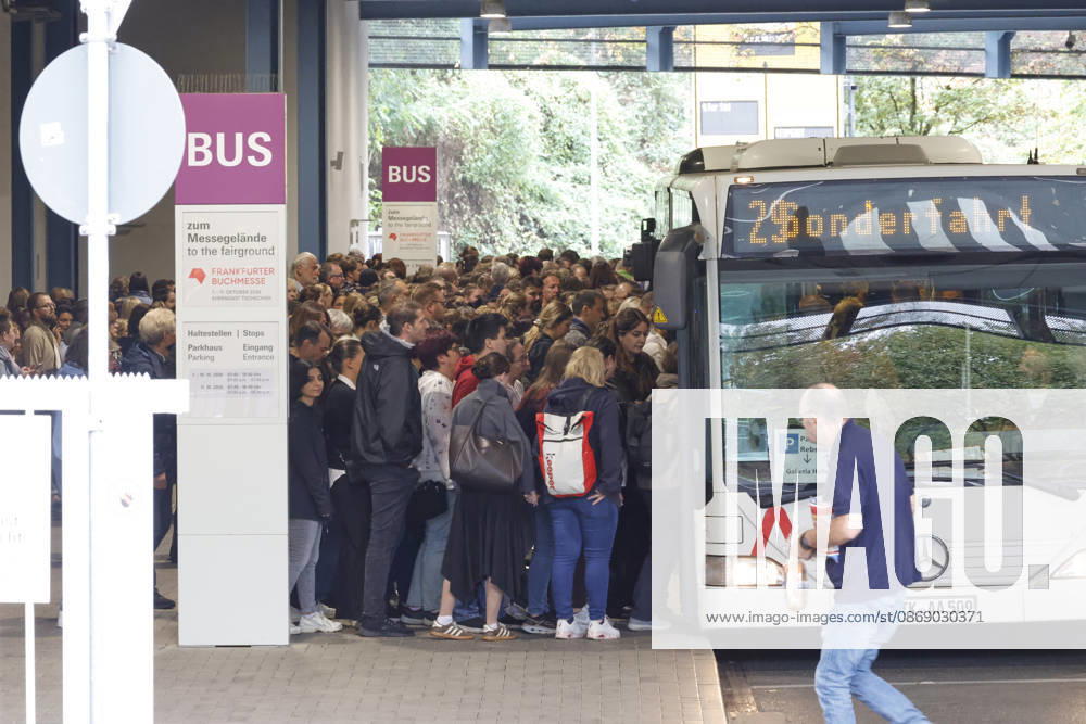 Frankfurt Impressionen 09.10.2026 Die 78. Frankfurter Buchmesse öffnet heute die Tore für alle Besucher - grosser Andrang bei der Bushaltestelle am Parkhaus Rebstockgelände Frankfurt (Main) Hessen Deutschland