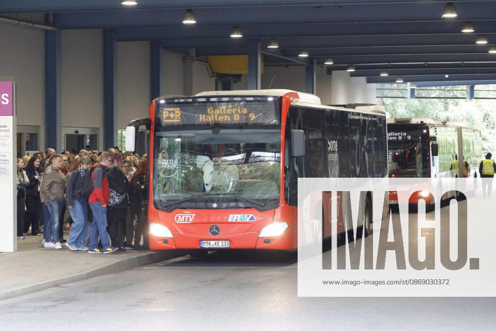 Frankfurt Impressionen 09.10.2026 Die 78. Frankfurter Buchmesse öffnet heute die Tore für alle Besucher - grosser Andrang bei der Bushaltestelle am Parkhaus Rebstockgelände Frankfurt (Main) Hessen Deutschland