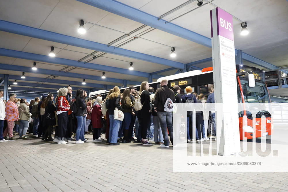 Frankfurt Impressionen 09.10.2026 Die 78. Frankfurter Buchmesse öffnet heute die Tore für alle Besucher - grosser Andrang bei der Bushaltestelle am Parkhaus Rebstockgelände Frankfurt (Main) Hessen Deutschland