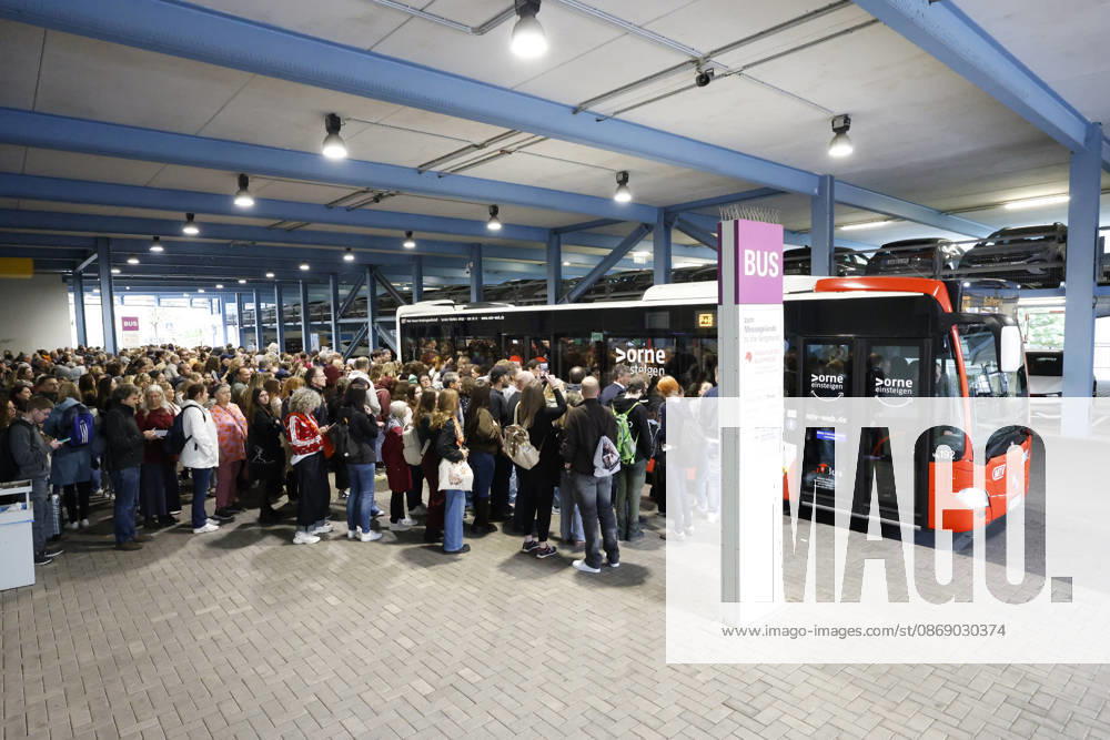 Frankfurt Impressionen 09.10.2026 Die 78. Frankfurter Buchmesse öffnet heute die Tore für alle Besucher - grosser Andrang bei der Bushaltestelle am Parkhaus Rebstockgelände Frankfurt (Main) Hessen Deutschland