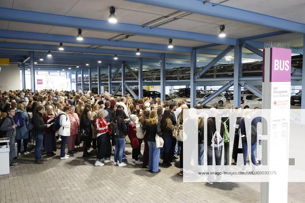 Frankfurt Impressionen 09.10.2026 Die 78. Frankfurter Buchmesse öffnet heute die Tore für alle Besucher - grosser Andrang bei der Bushaltestelle am Parkhaus Rebstockgelände Frankfurt (Main) Hessen Deutschland