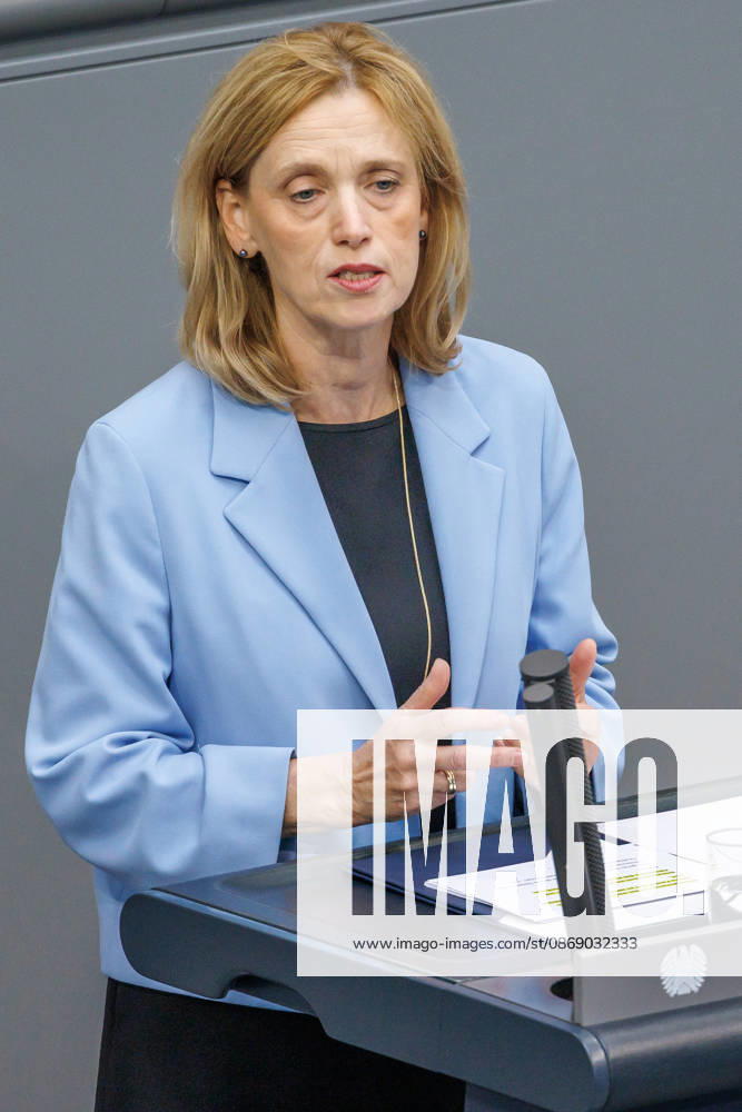 Bundestag Karin Prien (CDU), Bundesfamilienministerin, im Deutschen Bundestag am 09.10.26 in Berlin. Berlin Berlin Deutschland Bundestag