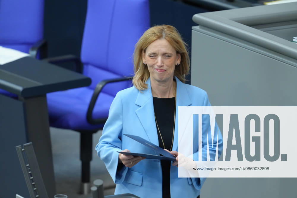 Deutscher Bundestag, 100. Plenarsitzung Karin Prien, Bundesministerin fuer Bildung, Familie, Senioren, Frauen und Jugendauf dem Weg zu ihrer Rede zum Startchancen- und Qualitaetsentwicklungsgesetz bei der 100. Sitzung des Deutschen Bundestag in Berlin, 09.10.2026 Berlin Berlin Deutschland