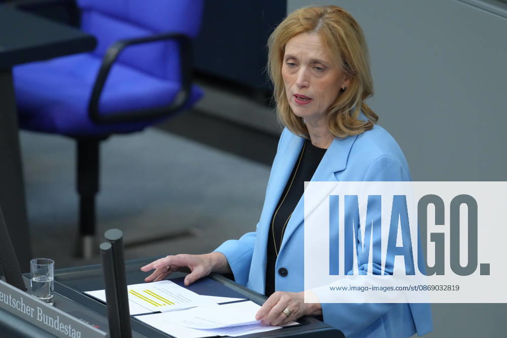 Deutscher Bundestag, 100. Plenarsitzung Karin Prien, Bundesministerin fuer Bildung, Familie, Senioren, Frauen und Jugend im Portrait bei ihrer Rede zum Startchancen- und Qualitaetsentwicklungsgesetz bei der 100. Sitzung des Deutschen Bundestag in Berlin, 09.10.2026 Berlin Berlin Deutschland