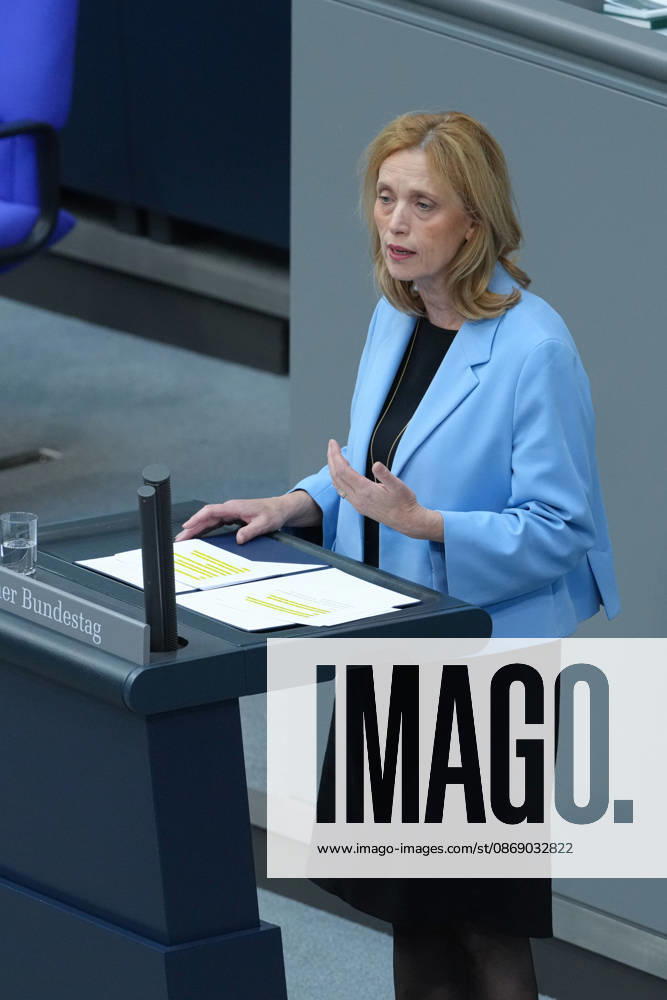 Deutscher Bundestag, 100. Plenarsitzung Karin Prien, Bundesministerin fuer Bildung, Familie, Senioren, Frauen und Jugend im Portrait bei ihrer Rede zum Startchancen- und Qualitaetsentwicklungsgesetz bei der 100. Sitzung des Deutschen Bundestag in Berlin, 09.10.2026 Berlin Berlin Deutschland