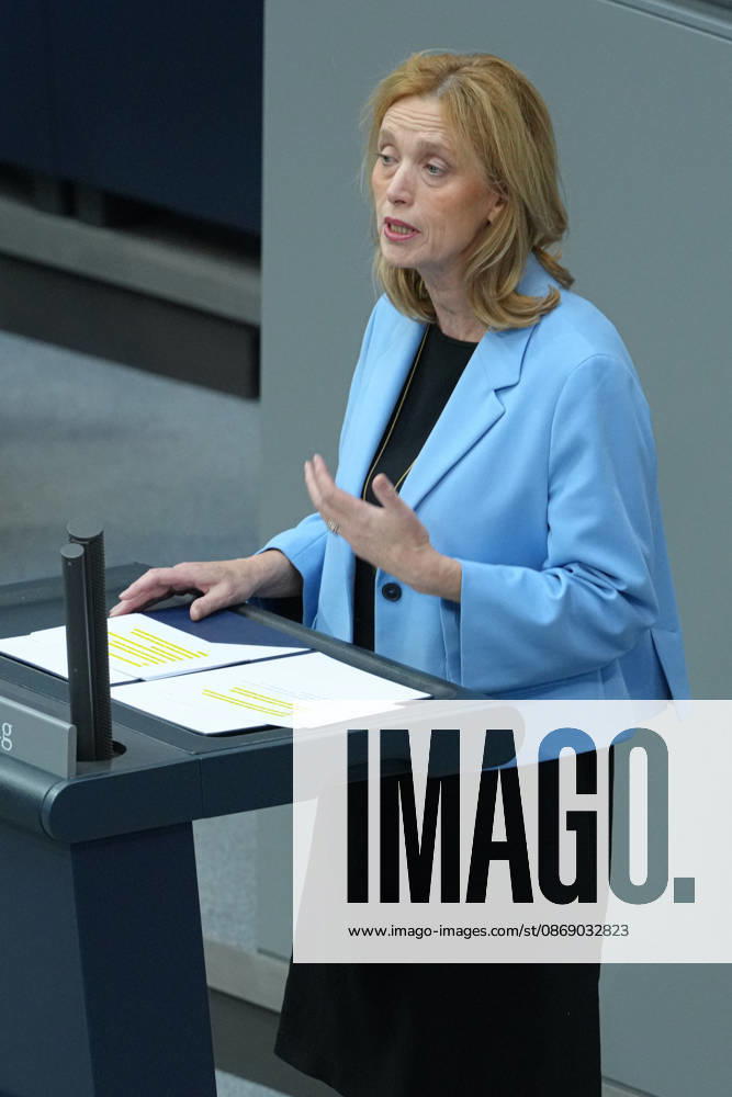 Deutscher Bundestag, 100. Plenarsitzung Karin Prien, Bundesministerin fuer Bildung, Familie, Senioren, Frauen und Jugend im Portrait bei ihrer Rede zum Startchancen- und Qualitaetsentwicklungsgesetz bei der 100. Sitzung des Deutschen Bundestag in Berlin, 09.10.2026 Berlin Berlin Deutschland