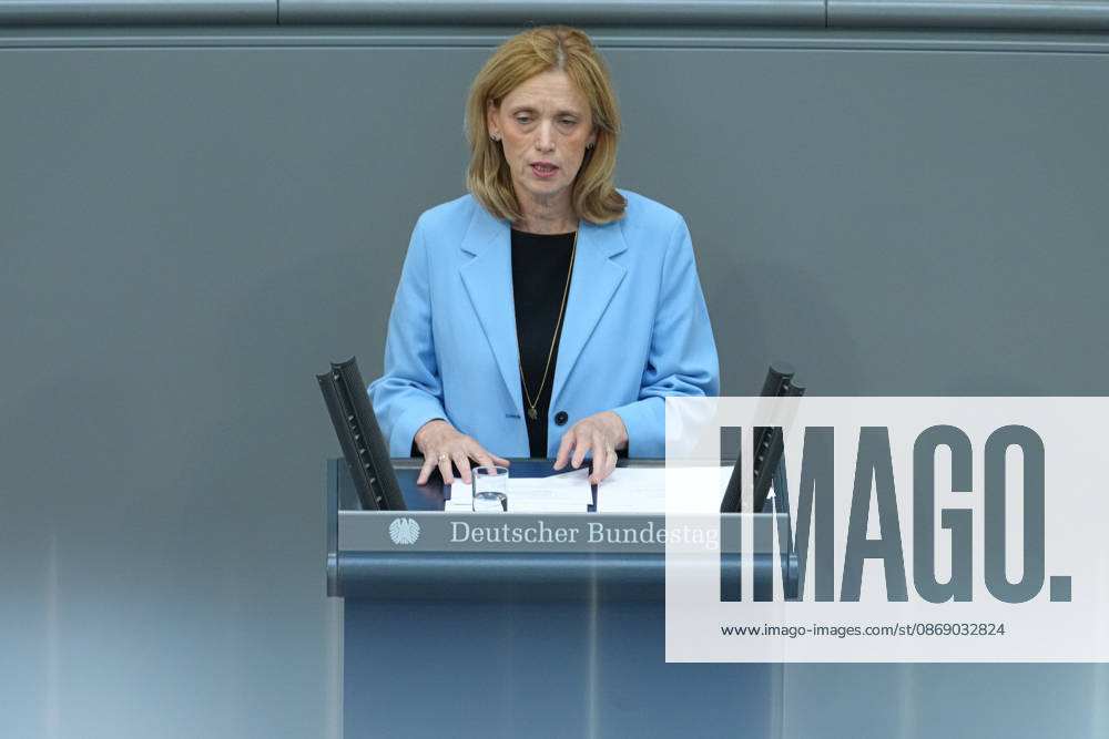 Deutscher Bundestag, 100. Plenarsitzung Karin Prien, Bundesministerin fuer Bildung, Familie, Senioren, Frauen und Jugend im Portrait bei ihrer Rede zum Startchancen- und Qualitaetsentwicklungsgesetz bei der 100. Sitzung des Deutschen Bundestag in Berlin, 09.10.2026 Berlin Berlin Deutschland