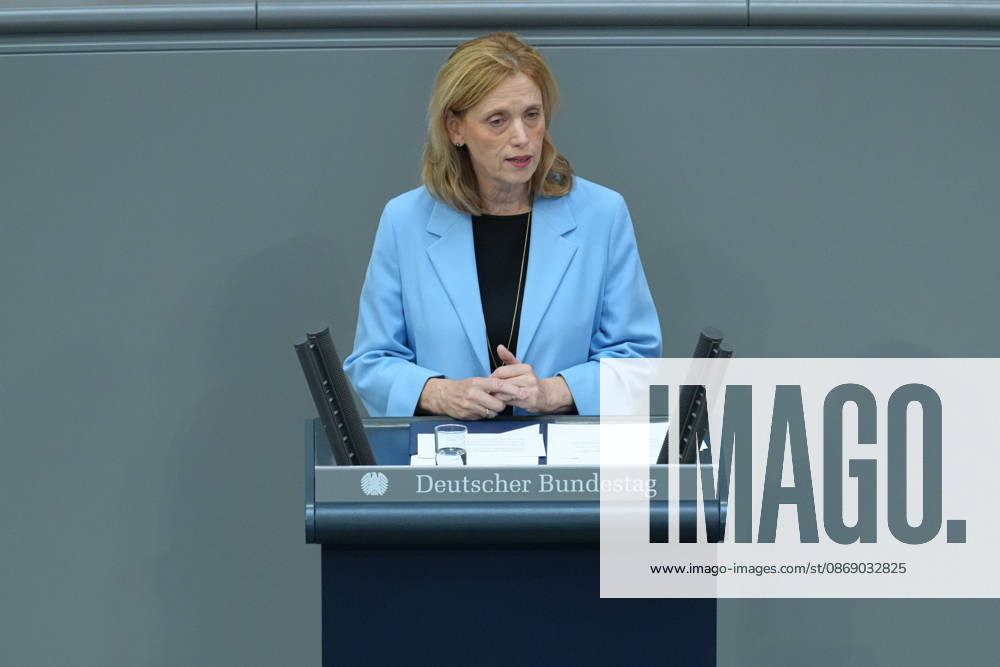 Deutscher Bundestag, 100. Plenarsitzung Karin Prien, Bundesministerin fuer Bildung, Familie, Senioren, Frauen und Jugend bei ihrer Rede zum Startchancen- und Qualitaetsentwicklungsgesetz bei der 100. Sitzung des Deutschen Bundestag in Berlin, 09.10.2026 Berlin Berlin Deutschland