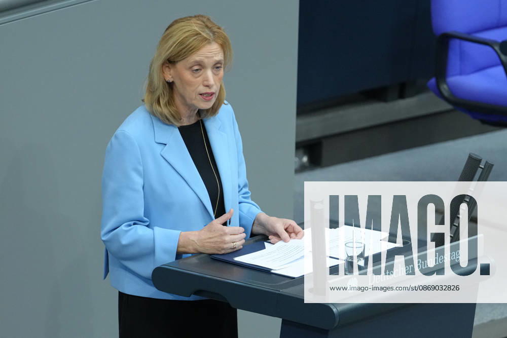 Deutscher Bundestag, 100. Plenarsitzung Karin Prien, Bundesministerin fuer Bildung, Familie, Senioren, Frauen und Jugend im Portrait bei ihrer Rede zum Startchancen- und Qualitaetsentwicklungsgesetz bei der 100. Sitzung des Deutschen Bundestag in Berlin, 09.10.2026 Berlin Berlin Deutschland
