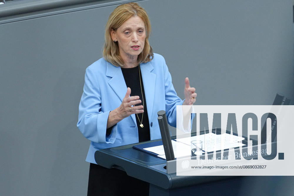 Deutscher Bundestag, 100. Plenarsitzung Karin Prien, Bundesministerin fuer Bildung, Familie, Senioren, Frauen und Jugend bei ihrer Rede zum Startchancen- und Qualitaetsentwicklungsgesetz bei der 100. Sitzung des Deutschen Bundestag in Berlin, 09.10.2026 Berlin Berlin Deutschland
