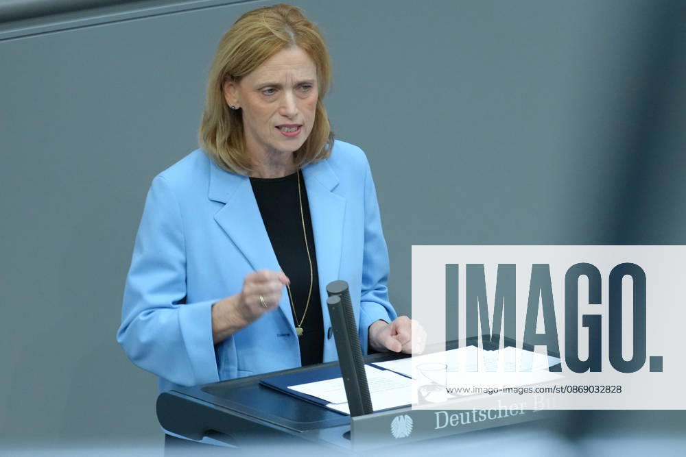 Deutscher Bundestag, 100. Plenarsitzung Karin Prien, Bundesministerin fuer Bildung, Familie, Senioren, Frauen und Jugend bei ihrer Rede zum Startchancen- und Qualitaetsentwicklungsgesetz bei der 100. Sitzung des Deutschen Bundestag in Berlin, 09.10.2026 Berlin Berlin Deutschland