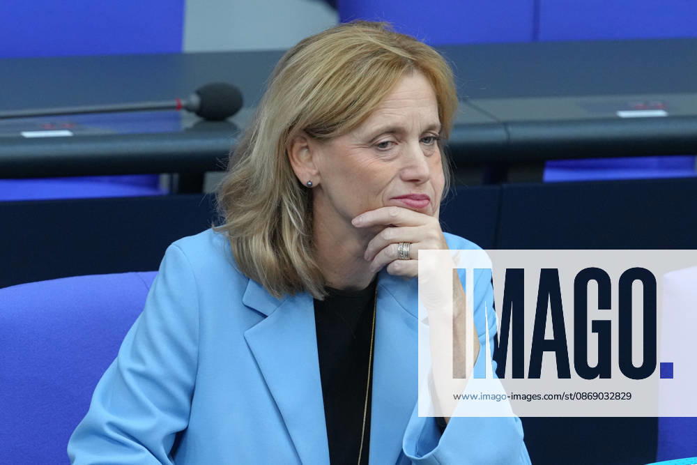 Deutscher Bundestag, 100. Plenarsitzung Karin Prien (CDU) , Bundesministerin fuer Bildung, Familie, Senioren, Frauen und Jugend im Portrait auf der Regierungsbank bei der 100. Sitzung des Deutschen Bundestag in Berlin, 09.10.2026 Berlin Berlin Deutschland