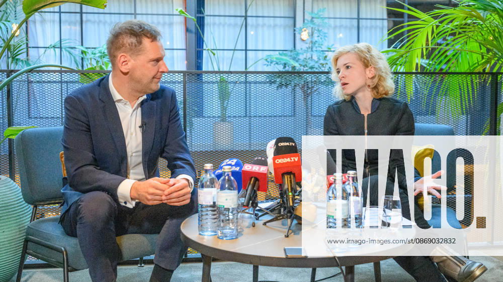 Photonews.at - Wien, 09.10.2026. Pressegespräch mit den neuen geschäftsführenden SPÖ-Parteivorsitzenden. PHOTO: geschäftsführender Vorsitzender der SPÖ Philip Kucher und geschäftsführende Vorsitzende der SPÖ Eva-Maria Holzleitner Press briefing with the new interim SPÖ party leaders. Innenpolitik,Innenpolitik, SPÖ, Sozialdemokratie PG mit den geschäftsführenden SPÖ-Parteivorsitzenden