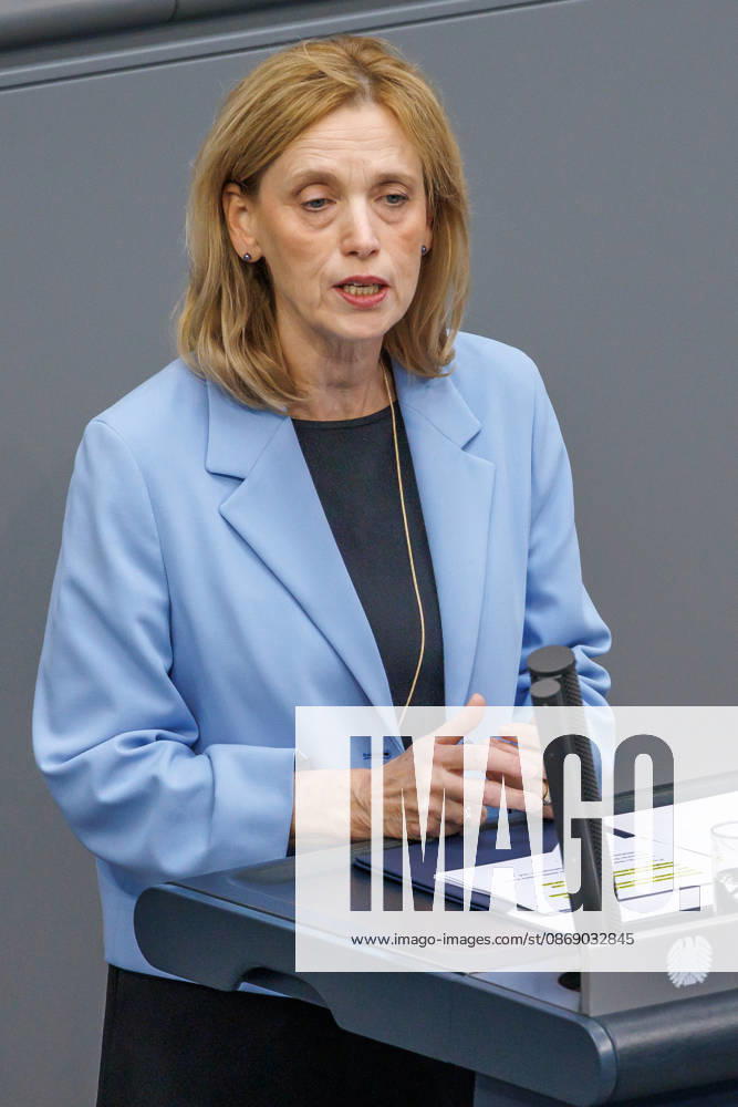 Bundestag Karin Prien (CDU), Bundesfamilienministerin, im Deutschen Bundestag am 09.10.26 in Berlin. Berlin Berlin Deutschland Bundestag