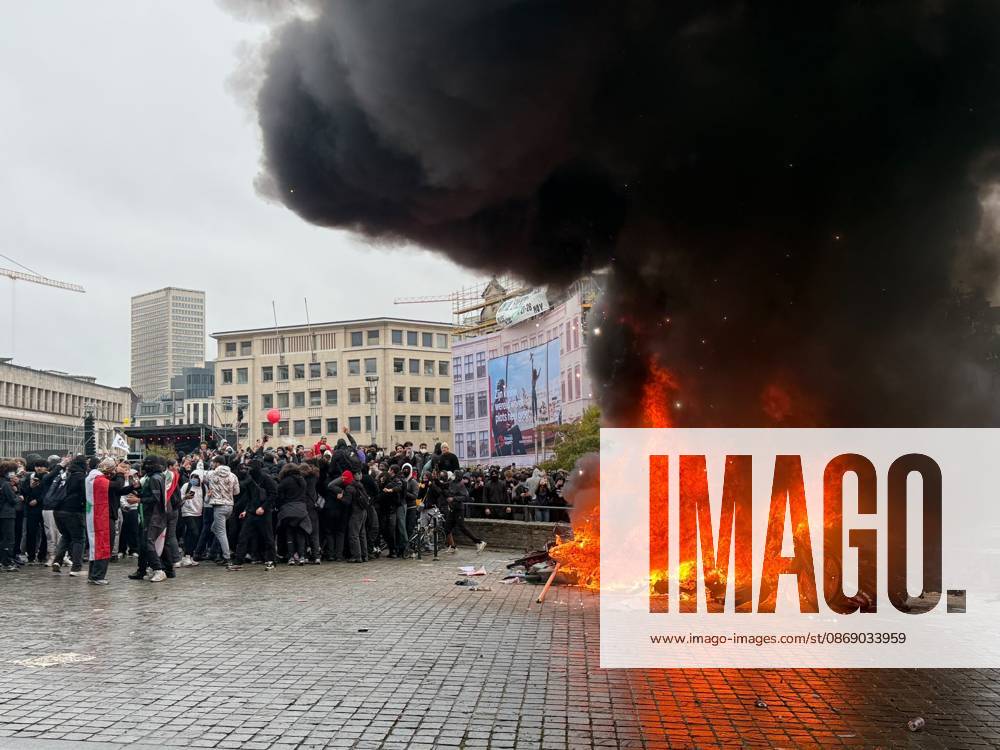 Protestors build a fire at a national manifestation against the Federal Government s budgetary measures, under the Keep your hands out of our pockets! (Blijf uit onze zakken! - Pas dans nos poches) moniker, organised by the trade unions on Friday 9 October 2026 in Brussels. DIRKxWAEM 189235387